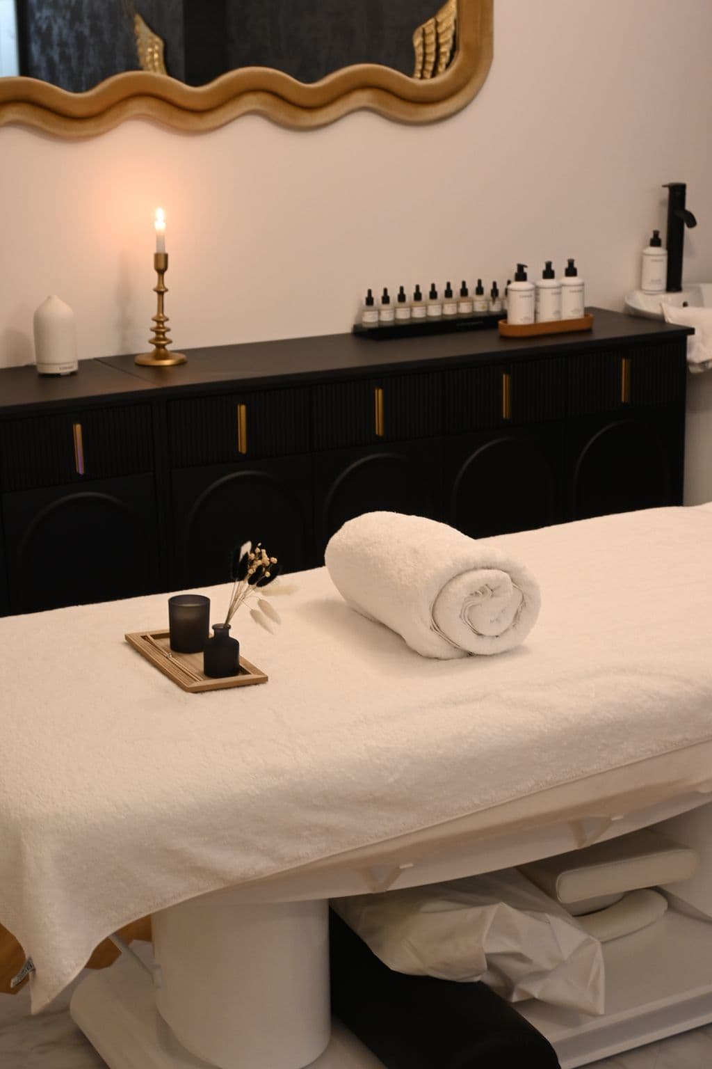 Sala trattamenti spa con asciugamani piegati e candela